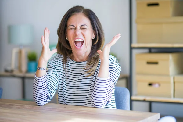 Seniorin Mittleren Alters Die Hause Tisch Sitzt Und Mit Erhobenen — Stockfoto