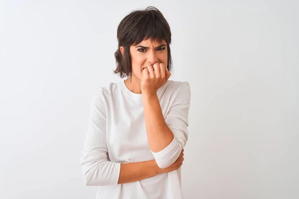 Jovem Mulher Bonita Vestindo Shirt Casual Sobre Fundo Branco Isolado — Fotografia de Stock