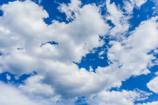 阳光明媚的蓝天，蓬松的云彩 — 图库照片