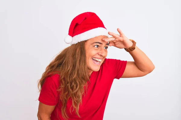 Dospělá Žena Středního Věku Nosí Vánoční Klobouk Přes Izolované Pozadí — Stock fotografie