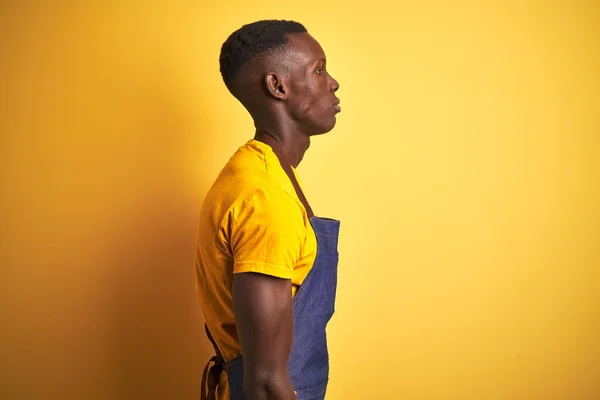 Afrikanische Amerikanische Barkeeper Mann Mit Schürze Steht Über Isolierten Gelben — Stockfoto