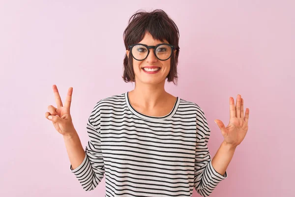 Jovem Mulher Bonita Vestindo Listrado Shirt Óculos Sobre Isolado Fundo — Fotografia de Stock