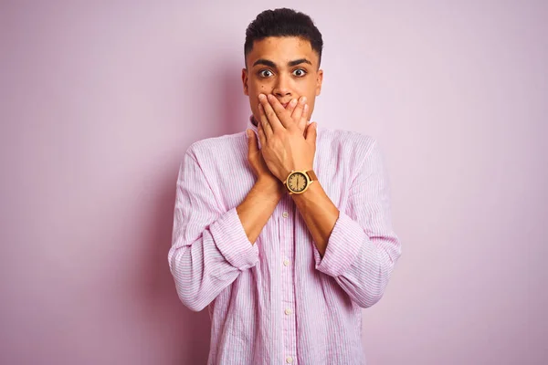 Young Brazilian Man Wearing Shirt Standing Isolated Pink Background Shocked — Stock Photo, Image