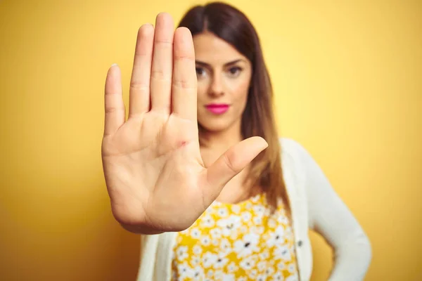 Jeune Belle Femme Portant Une Veste Debout Sur Fond Jaune — Photo