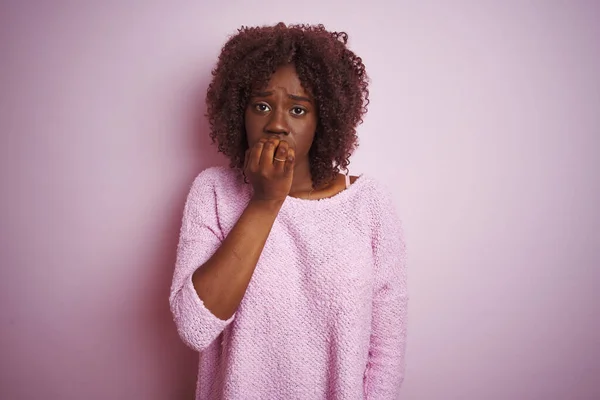 孤立したピンクの背景の上に立ってセーターを着ている若いアフリカのアフロ女性は 口の爪をかむ上で手で強調し 緊張している 不安の問題 — ストック写真