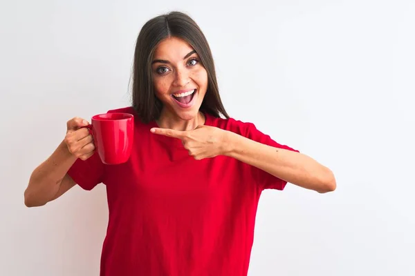 Jovem Bela Mulher Bebendo Copo Vermelho Café Sobre Fundo Branco — Fotografia de Stock