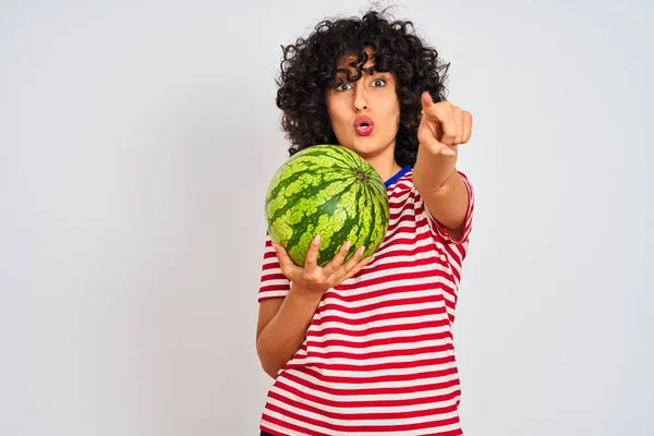 Ung Arabiska Kvinna Med Lockigt Hår Håller Vattenmelon Över Isolerad — Stockfoto
