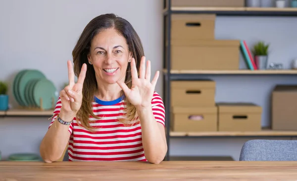 Donna Anziana Mezza Età Seduta Tavola Casa Che Mostra Indica — Foto Stock