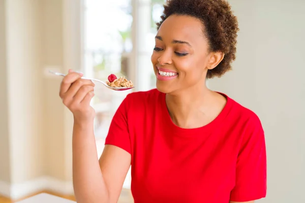 Jovem Mulher Americana Africana Bonita Com Cabelo Afro Comendo Cereais — Fotografia de Stock