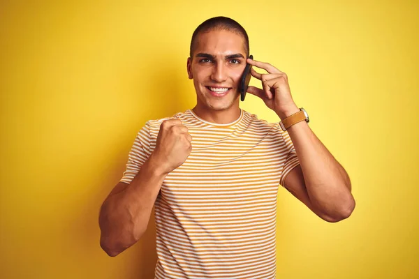 Młody Przystojny Mężczyzna Mówi Pomocą Smartfona Nad Żółtym Odizolowanym Tle — Zdjęcie stockowe