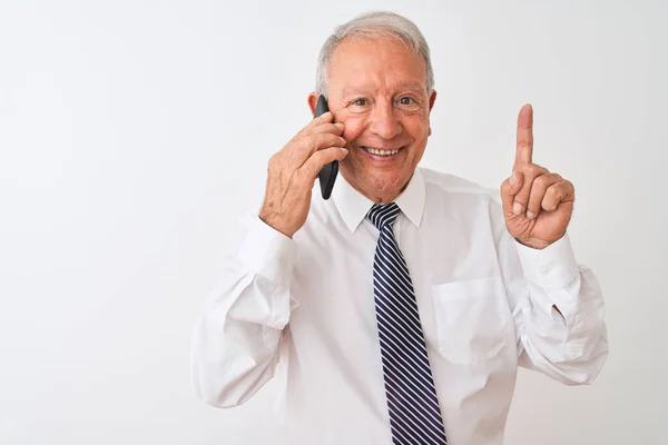 Empresário Cabelos Grisalhos Sênior Falando Smartphone Sobre Fundo Branco Isolado — Fotografia de Stock