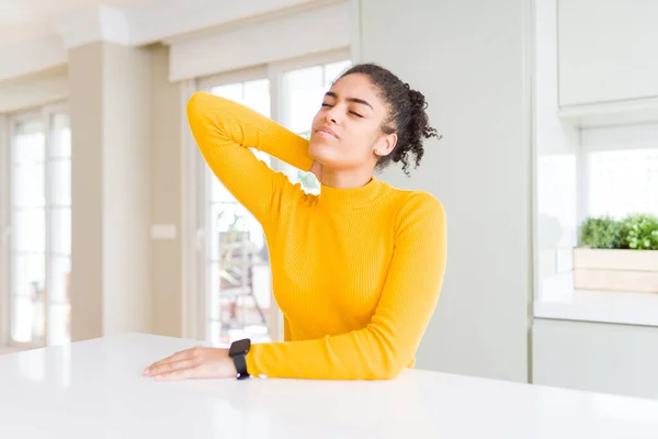 Mulher Americana Africana Bonita Com Cabelo Afro Vestindo Uma Camisola — Fotografia de Stock