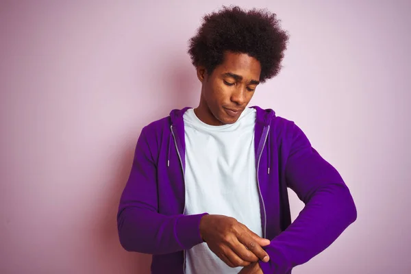 Junger Afrikanisch Amerikanischer Mann Lila Sweatshirt Der Vor Isoliertem Rosa — Stockfoto