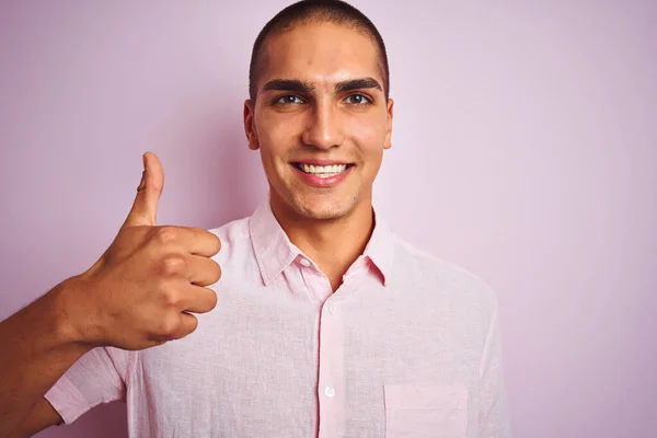 Junger Gutaussehender Mann Trägt Elegantes Hemd Über Rosa Isoliertem Hintergrund — Stockfoto