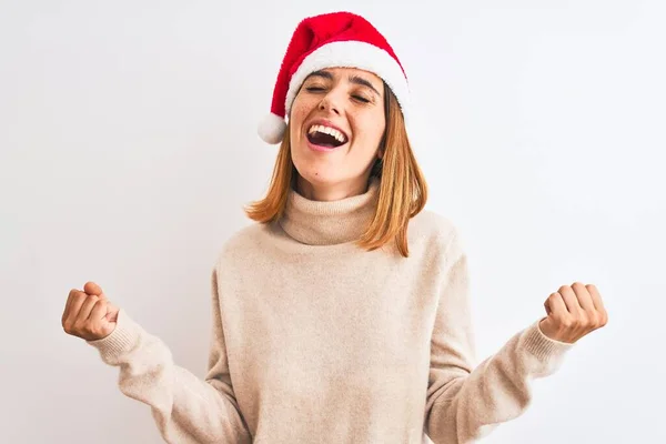 Mujer Pelirroja Hermosa Con Sombrero Navidad Sobre Fondo Aislado Celebrando — Foto de Stock