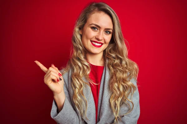 Junge Schöne Geschäftsfrau Eleganter Jacke Steht Über Rotem Hintergrund Mit — Stockfoto