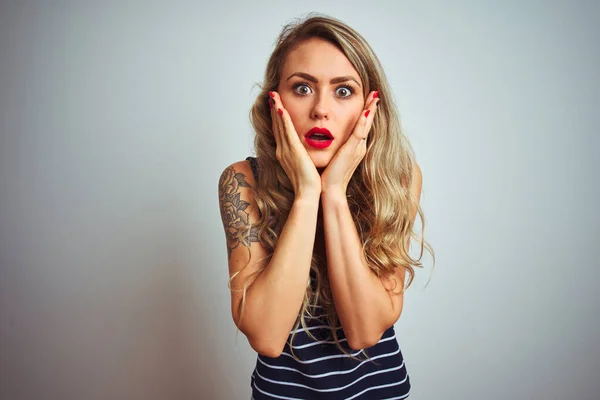 Jonge Mooie Vrouw Draagt Strepen Shirt Staan Witte Geïsoleerde Achtergrond — Stockfoto