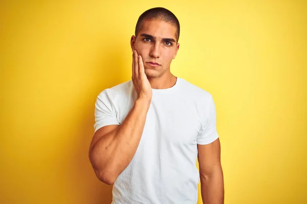 Homem Caucasiano Jovem Vestindo Camiseta Branca Casual Sobre Fundo Amarelo — Fotografia de Stock