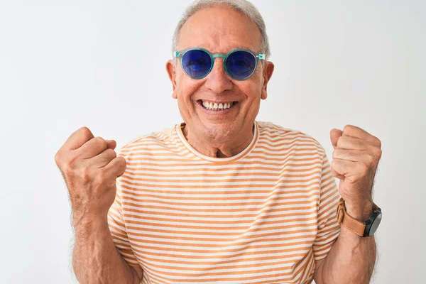 Homem Cabelos Grisalhos Sênior Vestindo Camiseta Listrada Óculos Sol Sobre — Fotografia de Stock