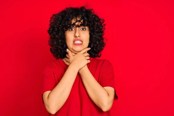 Mujer Árabe Joven Con Pelo Rizado Que Lleva Camiseta Casual — Foto de Stock