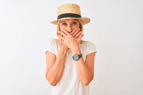 中世の女性はカジュアルなTシャツを着て 白い背景の上に立っている帽子は間違いのために手で口をカバーショックを受けました 秘密概念 — ストック写真