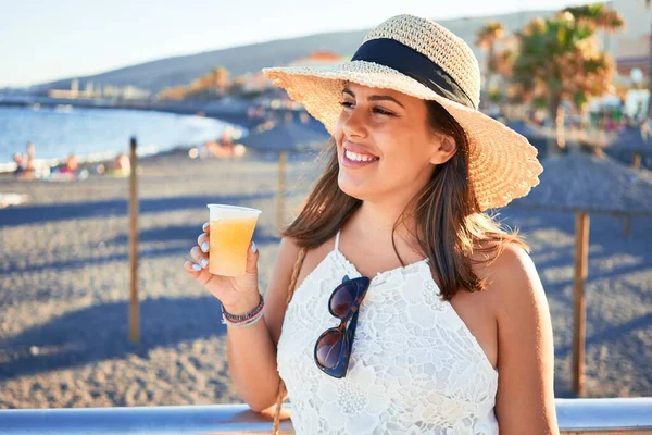 Junge Schöne Frau Lächelt Glücklich Genießen Sommerferien Trinken Frischen Schneematsch — Stockfoto