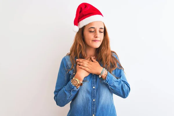 Jonge Mooie Roodharige Vrouw Draagt Kerstmuts Geïsoleerde Achtergrond Glimlachend Met — Stockfoto