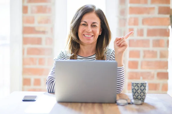 Medelålders Senior Kvinna Sitter Vid Bordet Hemma Arbetar Med Dator — Stockfoto