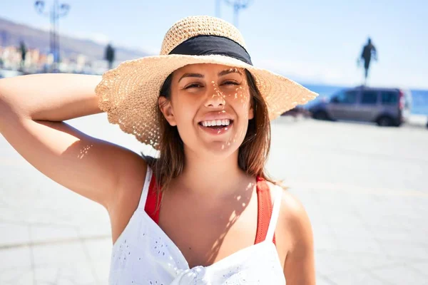 Jonge Mooie Vrouw Glimlachen Gelukkig Wandelen Stad Straten Een Zonnige — Stockfoto