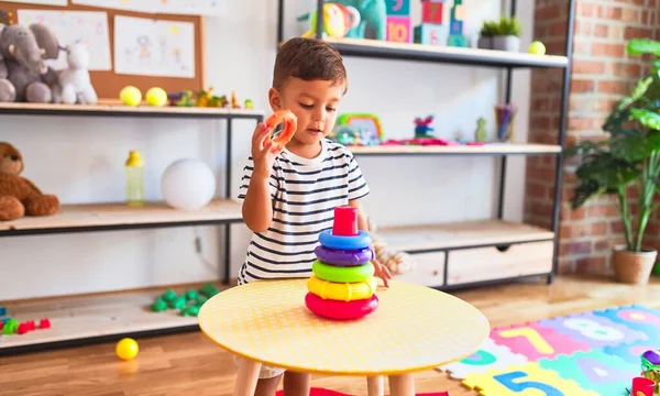 Mooie Peuter Jongen Het Bouwen Van Piramide Met Hoepels Boutjes — Stockfoto