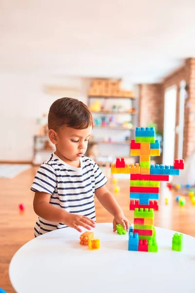 Schöner Kleinkind Junge Spielt Kindergarten Mit Bauklötzen — Stockfoto