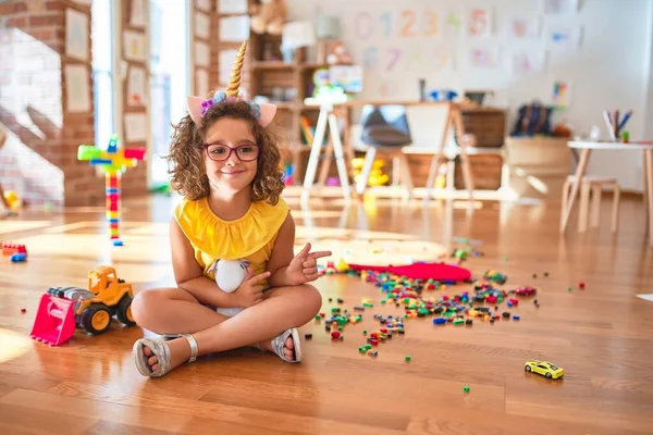 Bellissimo Bambino Che Indossa Occhiali Diadema Unicorno Seduto Sul Pavimento — Foto Stock