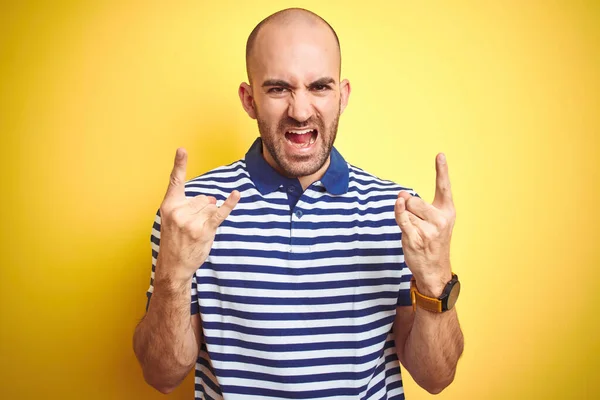 Jeune Homme Chauve Barbe Portant Shirt Bleu Rayé Décontracté Sur — Photo