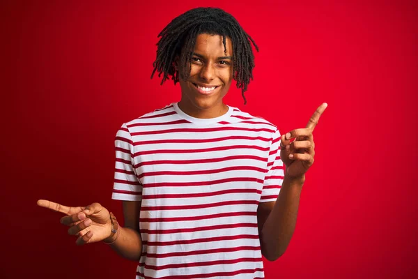 Giovane Afro Uomo Con Dreadlocks Indossare Shirt Righe Piedi Sopra — Foto Stock