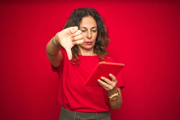 Mulher Idosa Meia Idade Usando Tablet Touchpad Sobre Fundo Isolado — Fotografia de Stock