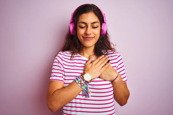 Young Beautiful Woman Listening Music Using Headphones Isolated Pink Background — ストック写真