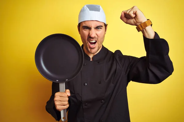 Joven Chef Con Uniforme Sombrero Sosteniendo Sartén Cocina Sobre Fondo —  Fotos de Stock