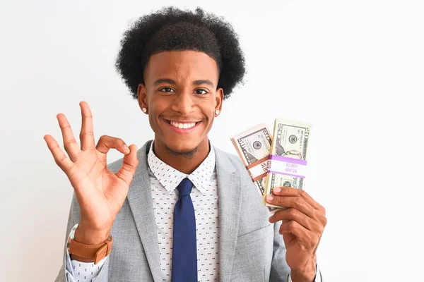 Joven Hombre Negocios Afroamericano Sosteniendo Dólares Pie Sobre Fondo Blanco —  Fotos de Stock