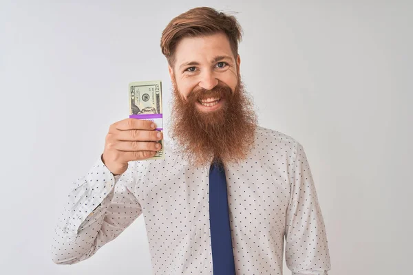 Junger Rothaariger Irischer Geschäftsmann Mit Dollars Vor Isoliertem Weißem Hintergrund — Stockfoto