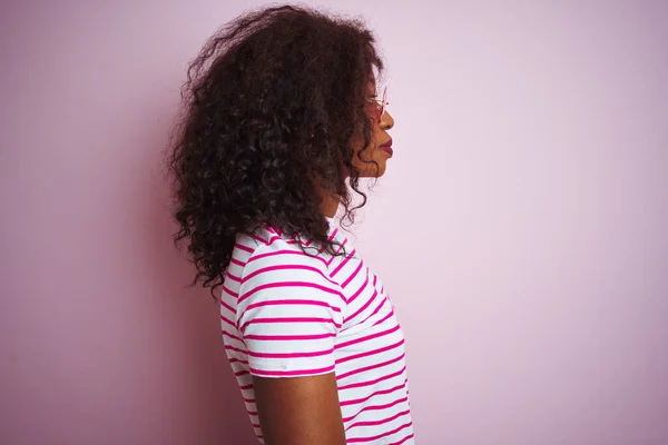 Mujer Afroamericana Joven Que Usa Camiseta Gafas Sol Sobre Fondo —  Fotos de Stock