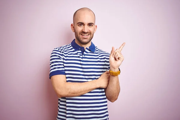 Junger Mann Mit Glatze Und Bart Lässig Gestreiftes Blaues Shirt — Stockfoto