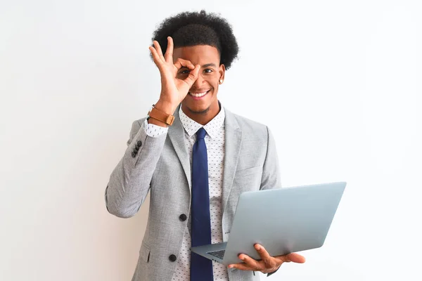 Jonge Afrikaanse Amerikaanse Zakenman Met Behulp Van Laptop Staan Geïsoleerde — Stockfoto