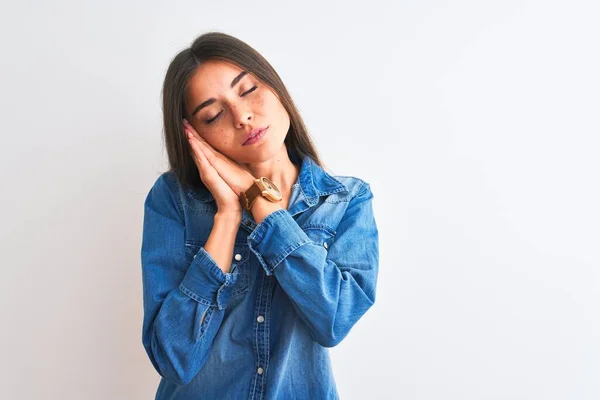 Jovem Mulher Bonita Vestindo Camisa Jeans Casual Sobre Fundo Branco — Fotografia de Stock