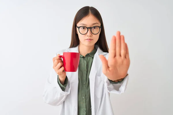 Young Chinese Dooctor Woman Wearing Glasses Drinking Coffee Isolated White — Stockfoto