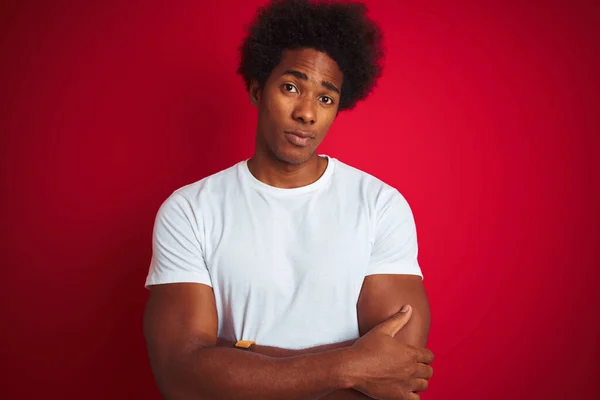 Mladý Američan Afro Vlasy Bílém Tričku Stojící Nad Izolovaným Rudým — Stock fotografie