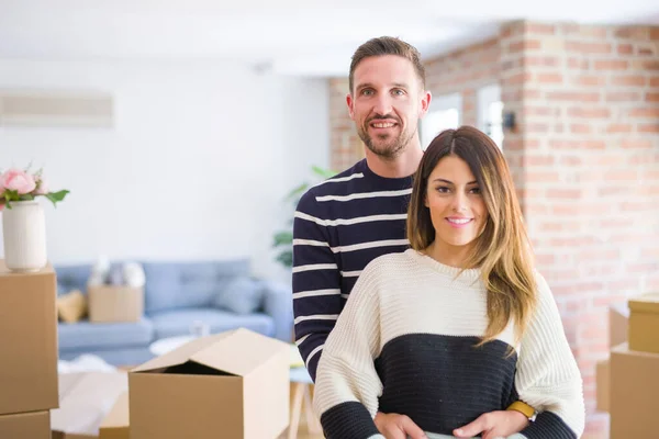 Jovem Lindo Casal Abraçando Nova Casa Torno Caixas Papelão — Fotografia de Stock