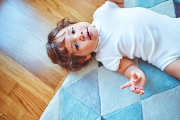 Entzückendes Kleines Mädchen Auf Teppich — Stockfoto