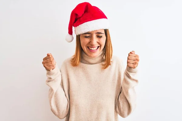 Hermosa Pelirroja Con Sombrero Navidad Sobre Fondo Aislado Emocionada Por —  Fotos de Stock