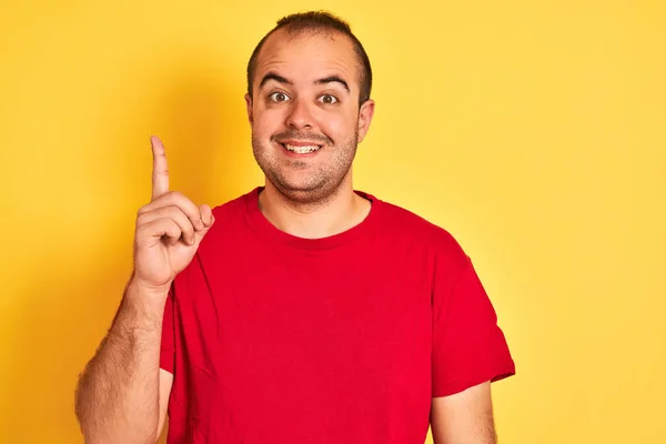 Hombre Joven Con Camiseta Casual Roja Pie Sobre Fondo Amarillo —  Fotos de Stock