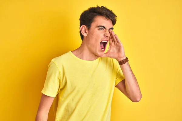 Tiener Jongen Draagt Geel Shirt Geïsoleerde Achtergrond Schreeuwen Schreeuwen Luid — Stockfoto